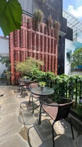 Un patio con mesas y sillas y una valla. en SS21 Hidden Gem in Jakarta, en Yakarta