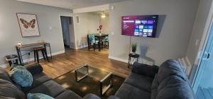 Et tv og/eller underholdning på Amazing 2bdr Huntington Beach Home