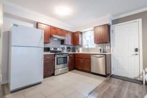 Η κουζίνα ή μικρή κουζίνα στο Sleek Modern Escape Suite - Comfort and Style in the City