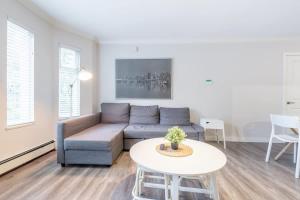 Χώρος καθιστικού στο Sleek Modern Escape Suite - Comfort and Style in the City