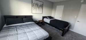 En eller flere senge i et værelse på Amazing 2bdr Huntington Beach Home + 18 billeder