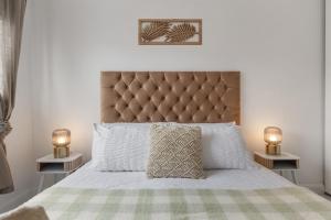 una camera da letto con un letto grande con due lampade sui tavoli di Riverside Lottage Mansions a Dagenham Dock