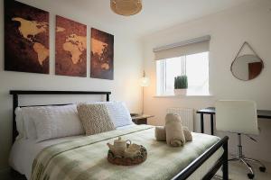una camera da letto con un letto e una ciotola sopra di Riverside Lottage Mansions a Dagenham Dock