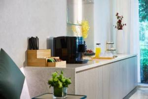 a kitchen with a counter with a tv on it at Juyue hotel Hongqiao Airport in Shanghai