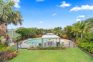 Una piscina con un cenador en un patio. en The Tropics Resort Style Pool, en Urangan
