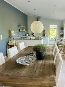a dining room with a wooden table in a kitchen at Cabin With Views Over Straumsundet in Øygarden