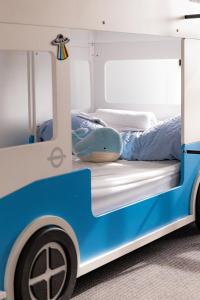 een blauw en wit busbed in een kamer bij Lifebuoy Beach House Bicheno in Bicheno