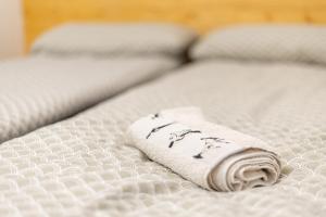 ein weißes Bett mit einem Handtuch darauf in der Unterkunft Hiška pod hrastom, G110 Podčetrtek, Aqualuna, Olimia in Podčetrtek