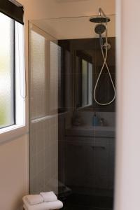 een badkamer met een douche, toilet en wastafel bij Lifebuoy Beach House Bicheno in Bicheno +27 foto's