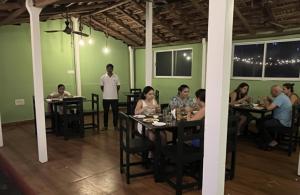 モージムにあるHotel 14 Pods Morjimのレストランのテーブルに座っている人々のグループ +18枚の写真