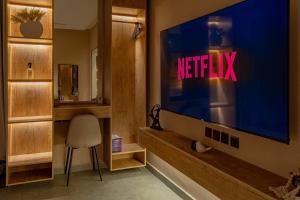 QuaiにあるQuiet & Cozy Studio Self-Check in استديو أنيق وهادئ بدخول ذاتيの部屋のネットフリックスサイン付きテレビ +22枚の写真