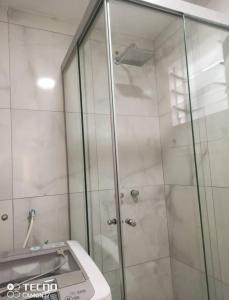 una ducha con puerta de cristal en un baño en Huayrapata, en Sucre