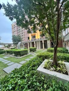 Κήπος έξω από το Monarch Park Suites WS