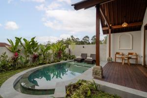 una casa con piscina y patio en View Merta Ubud Villa, en Ubud