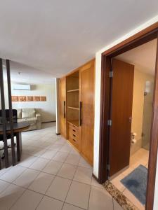 un couloir avec une porte s'ouvrant sur un salon dans l'établissement Quality suites natal apto 1009, à Natal