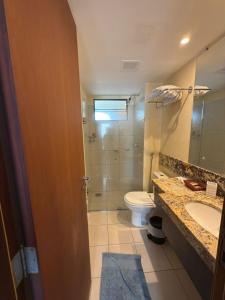 une salle de bains avec douche, toilettes et lavabo dans l'établissement Quality suites natal apto 1009, à Natal