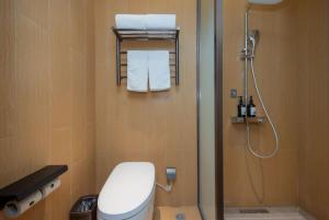 上海市にあるJI Hotel Shanghai Zhongxing Roadのバスルーム(トイレ、シャワー、タオル付)