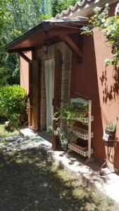 A garden outside B&B La Rosa Antica