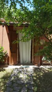 A garden outside B&B La Rosa Antica