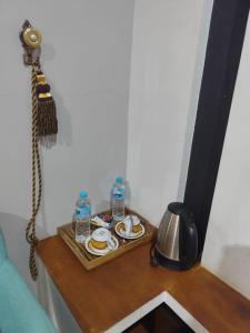 ein Tisch mit einem Tablett mit Essen und einem Telefon in der Unterkunft Jawa Dwipa Villa in Kertosobo