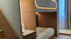 ein kleines Zimmer mit einem Bett und einem Fenster in der Unterkunft Grand City Hotel in Kampong Gadong + 74 Fotos