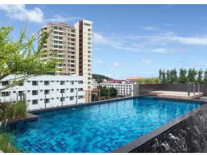 una gran piscina en la parte superior de un edificio en Madera Residence Sriracha, en Si Racha