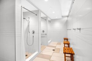 Cozy & City View Steps to Waikiki Beach with Parking 욕실 사진 65개 이상