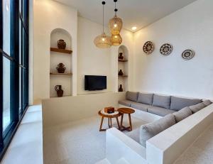 TV a/nebo společenská místnost v ubytování White Olive Villa Sanur