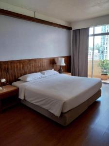 Ένα ή περισσότερα κρεβάτια σε δωμάτιο στο Golden Beach Hotel Pattaya +52 φωτογραφίες