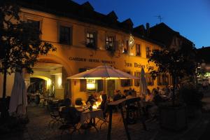 Un restaurante u otro lugar para comer en Gasthof zum Weißen Lamm