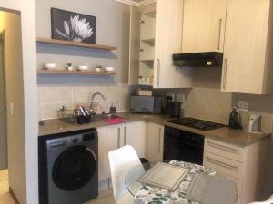 Η κουζίνα ή μικρή κουζίνα στο Stylish Bachelor Pad in the Heart of Fourways