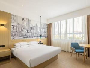 Giường trong phòng chung tại City Comfort Inn Yulin Yudong