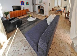 a living room with a couch and a tv at Vitali Apartments Bellagio in Bellagio