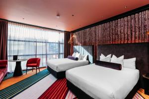 Postel nebo postele na pokoji v ubytování Naumi Hotel Wellington + 16 fotografií