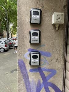 eine Wand mit Graffiti von zwei Toastern darauf in der Unterkunft MAD Ferienwohnungen 1 in Dortmund