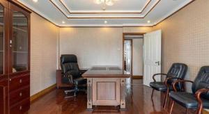 - une chambre avec des chaises et une table dans l'établissement Sanya Summer Beach Sea View Hotel, à Sanya 272 autres photos