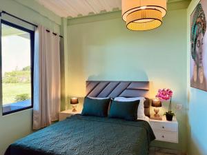 にあるLake View House Cerro Verdeのベッドと窓のある寝室