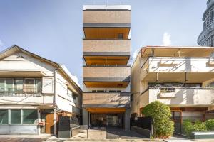 um prédio de apartamentos com dois prédios lado a lado em GrandTree Hotel - Specutaclor Skytree view! em Tóquio