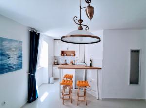 une cuisine avec une table et deux tabourets dans l'établissement La Casa Nostra Apartments, à Senj