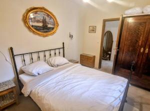 une chambre avec un grand lit avec un miroir dans l'établissement La Casa Nostra Apartments, à Senj