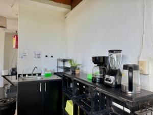 Η κουζίνα ή μικρή κουζίνα στο Casa OMI, 2 blocks from the beach +15 φωτογραφίες