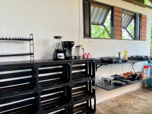 Η κουζίνα ή μικρή κουζίνα στο Casa OMI, 2 blocks from the beach