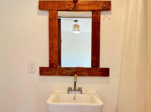 Ένα μπάνιο στο Casa OMI, 2 blocks from the beach