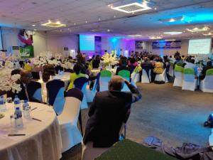 AmuwoにあるFestival Hotel Conference Centre and Spaの部屋のテーブルに座っている人々のグループ