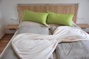 
Ein Bett oder Betten in einem Zimmer der Unterkunft Haus Pflaum
