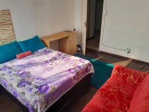 ピーターマリッツバーグにある160 West Pietermaritzburg Sanethubのベッドと椅子が備わる部屋