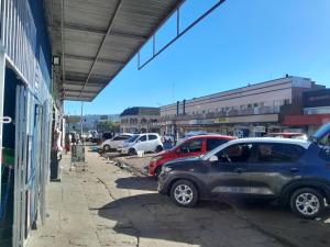 ピーターマリッツバーグにある160 West Pietermaritzburg Sanethubの駐車場に停車した車の集団 +16枚の写真