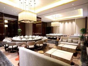 une salle à manger avec une longue table et des chaises dans l'établissement Beijing Grand Skylight International Hotel, à Pékin