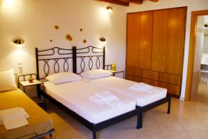 a bedroom with a large bed in a room at Alisachni in Serifos Chora