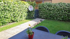 ヴェローナにあるLa casa di Davide con giardino e garageの庭園(テーブル、椅子、フェンス付)